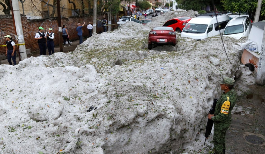 Damage caused by the accumulation of hail in the streets of Guadalajara on Sunday. Photo: EPA