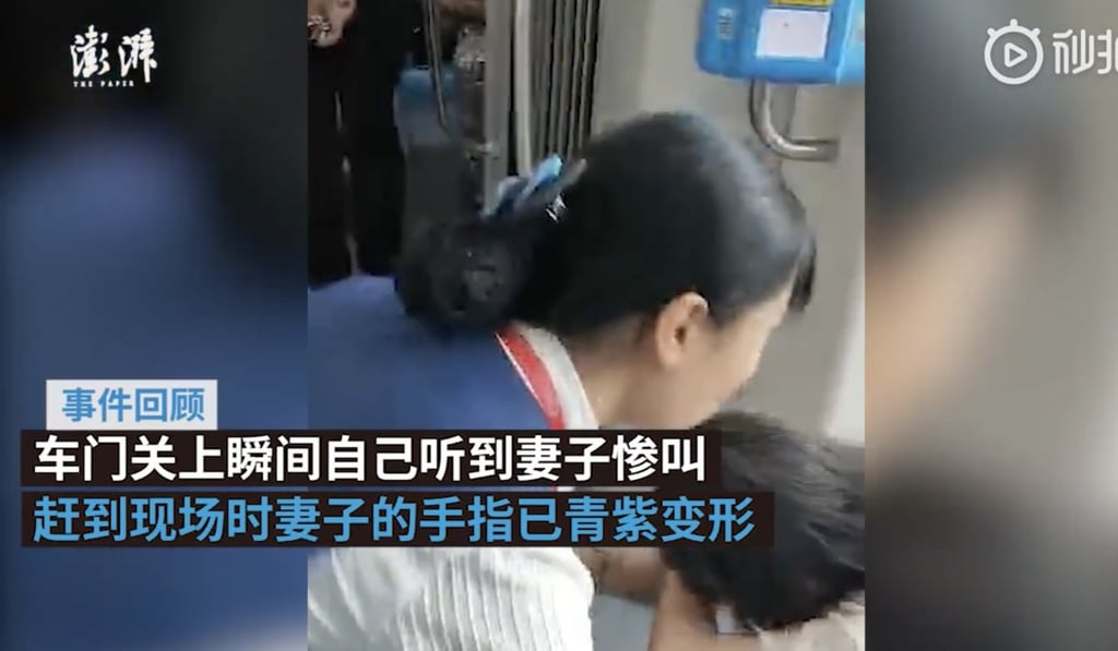 The woman’s hand was stuck in the tram door for about two minutes.Photo: Thepaper.cn