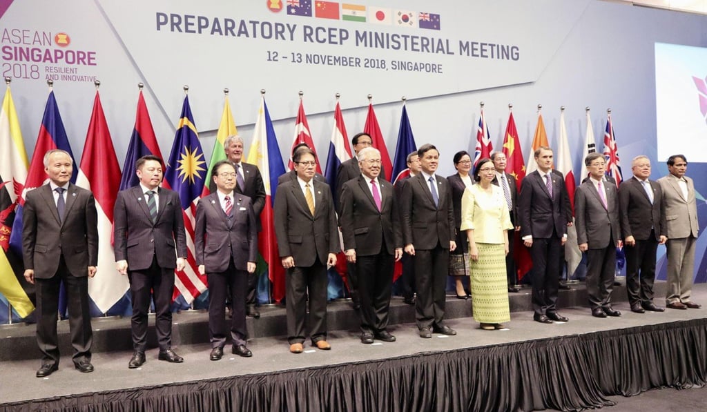 Ministers from 16 Asia-Pacific countries pose for photos ahead of RCEP talks in Singapore in November. Photo: Kyodo