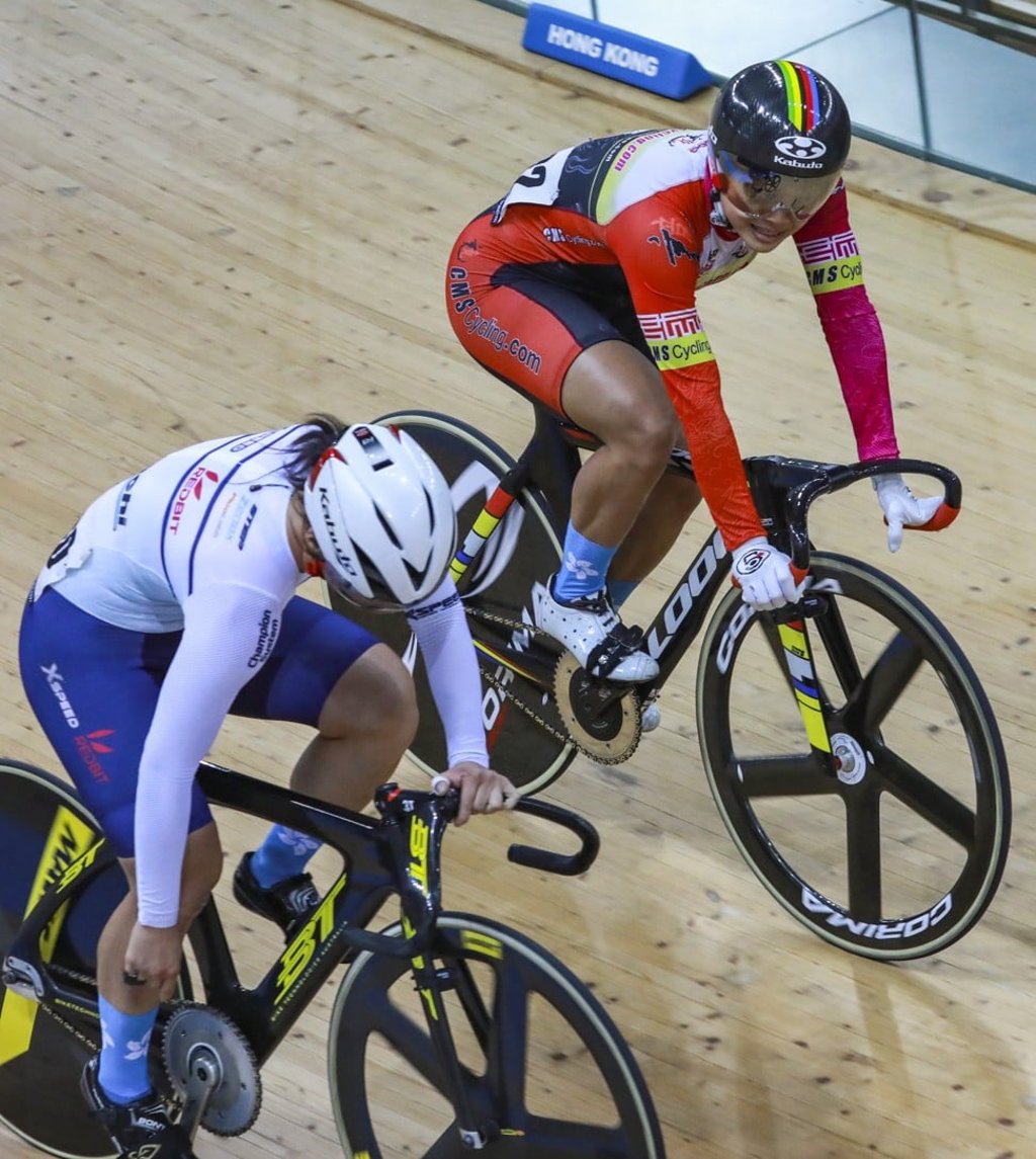 Sarah Lee (right) is ready to pounce on Jessica Lee on her way to victory in the women’s keirin final. Photo: May Tse