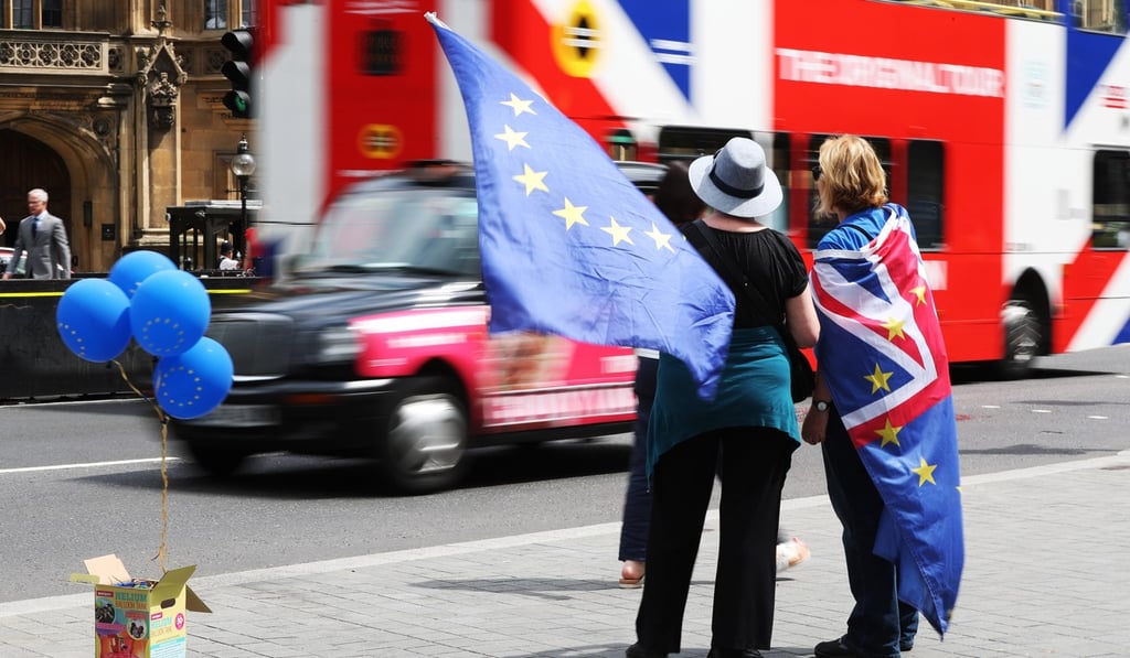 Anti-Brexit activists fly flags of the European Union and Britain near the Palace of Westminster. Photo: DPA