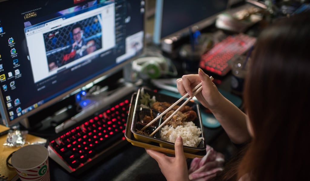 A member of an all-female e-sports team eats lunch during a training session in Seoul. Photo: AFP