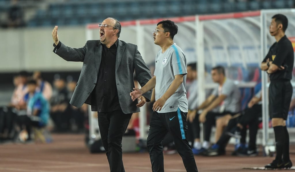 Benitez instructs his players from the sidelines. Photo: Xinhua