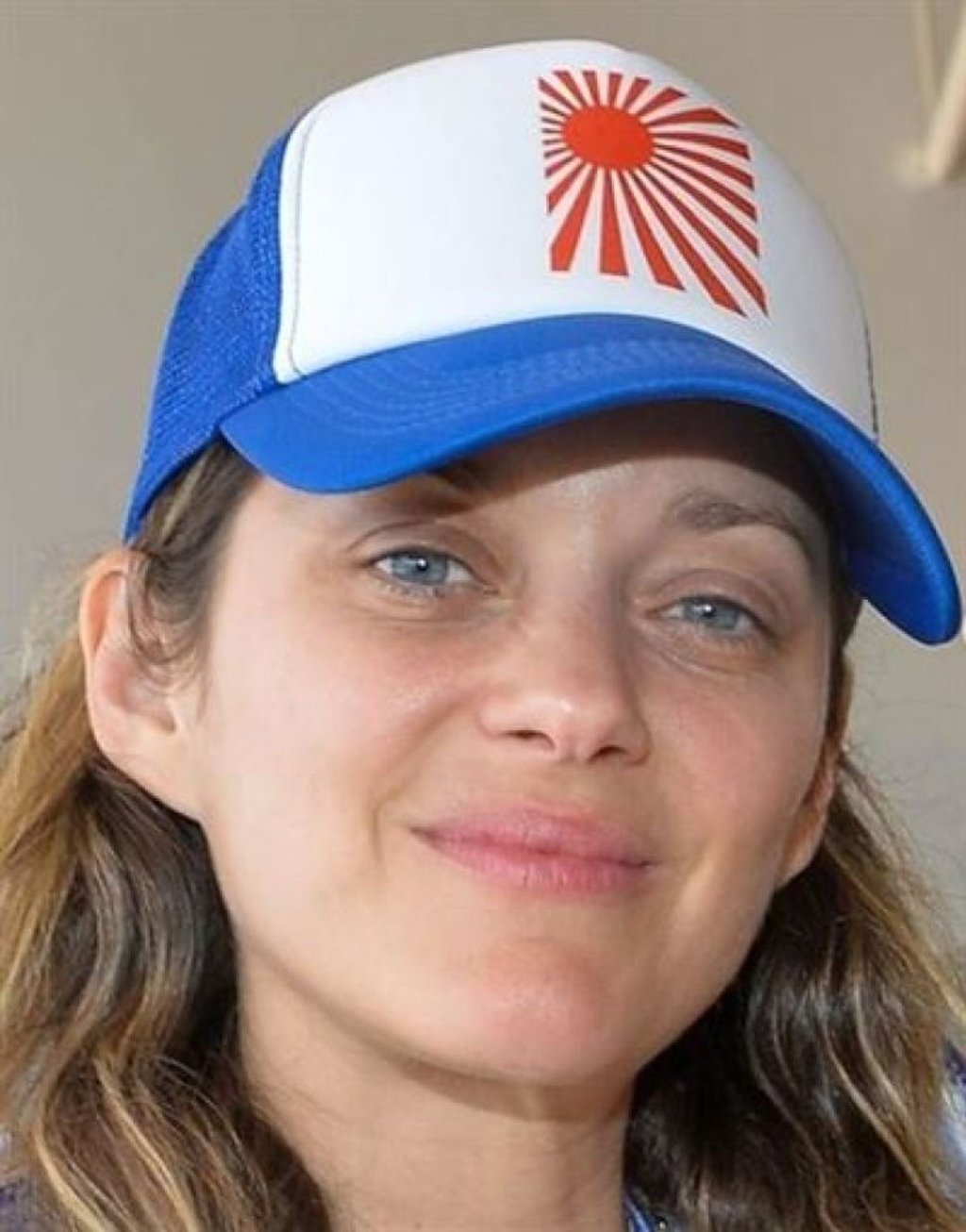 French actress Marion Cotillard wears the Rising Sun flag-patterned cap, which sparked the controversy. Photo: Instagram/usatabloid French actress Marion Cotillard wears the Rising Sun flag-patterned cap, which sparked the controversy. Photo: Instagram/usatabloid