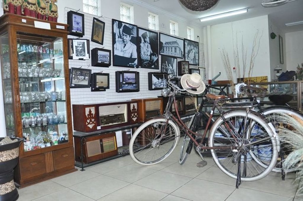 Find antique teak treasures, as well as the expected, at Mirota Batik & Handicraft Surabaya, and don't be afraid to haggle. Photo: Facebook / Mirota Batik & Handicraft Surabaya