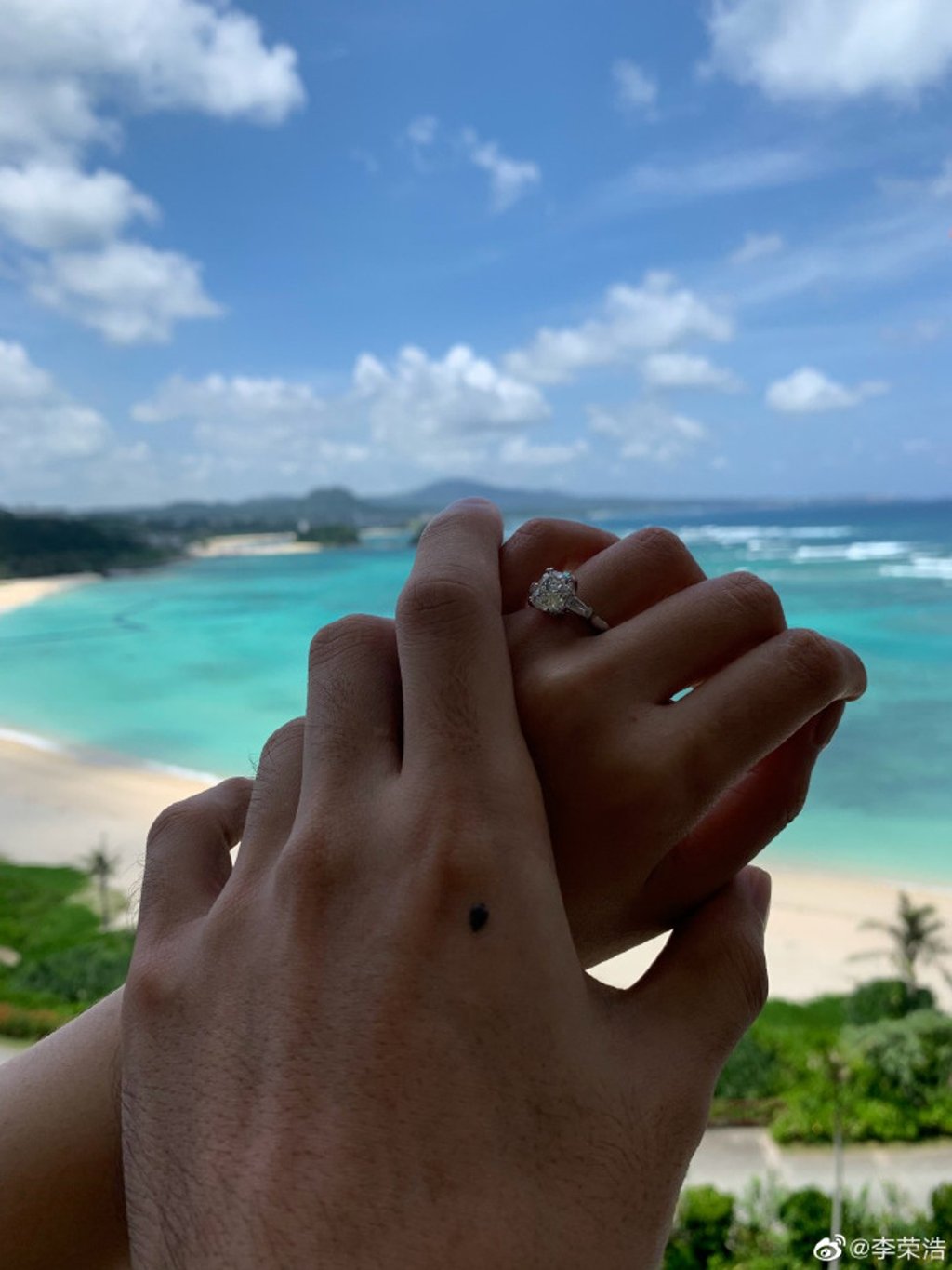 Chinese singer Li Ronghao’s photograph shows a diamond engagement ring on the finger of his fiancée, Taiwanese singer and actress Rainie Yang. Photo: Weibo @ Li Ronghao Chinese singer Li Ronghao’s photograph shows a diamond engagement ring on the finger of his fiancée, Taiwanese singer and actress Rainie Yang. Photo: Weibo @ Li Ronghao