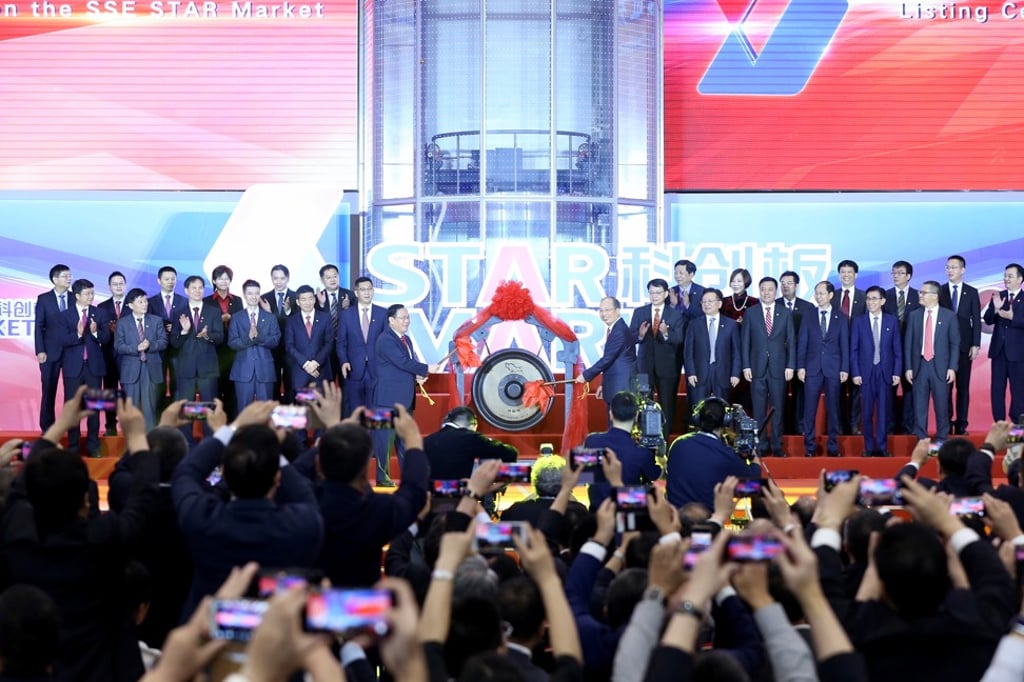 Shanghai Party Secretary Li Qiang (centre left) and CSRC Chairman Yi Huiman (centre right) at the listing ceremony of the first batch of companies on the Star board at the Shanghai Stock Exchange on Monday. Photo: Reuters