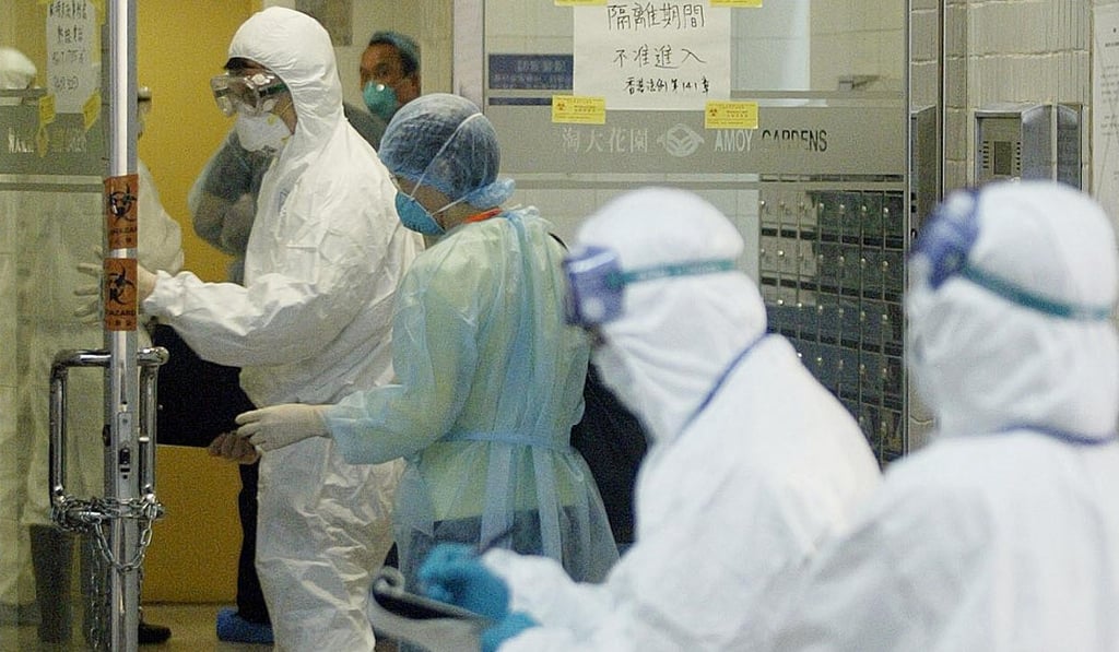 Health officials work with quarantined residents at Amoy Gardens, a private Hong Kong housing estate that was hit hard by the 2003 Sars outbreak. The Centre for Health Protection was conceived in the wake of the epidemic. Photo: AFP