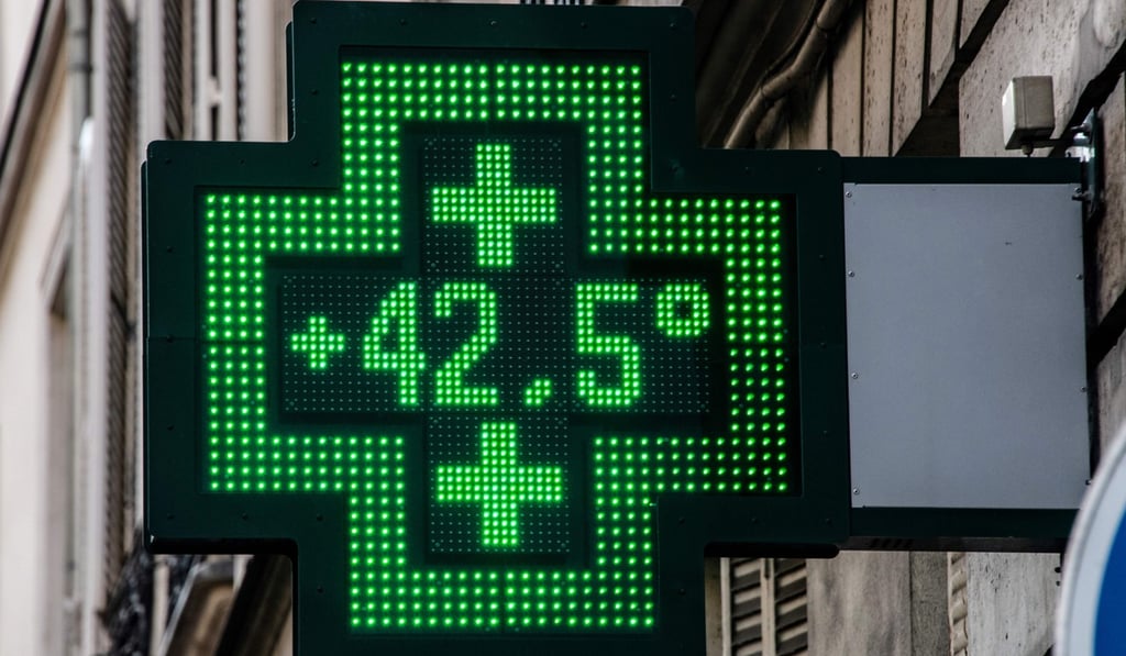 A pharmacy thermometer displaying a temperature of 42.5 degrees in Paris. Photo: AFP A pharmacy thermometer displaying a temperature of 42.5 degrees in Paris. Photo: AFP
