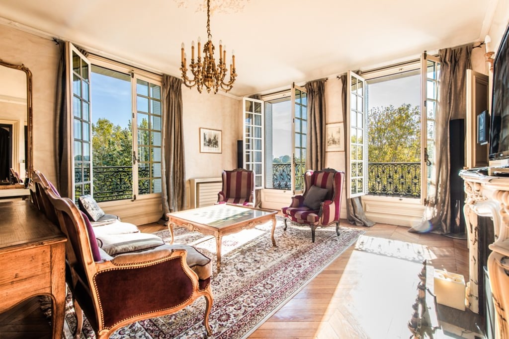 Chinese have edged out the Italians as the biggest buyers of property in Paris.