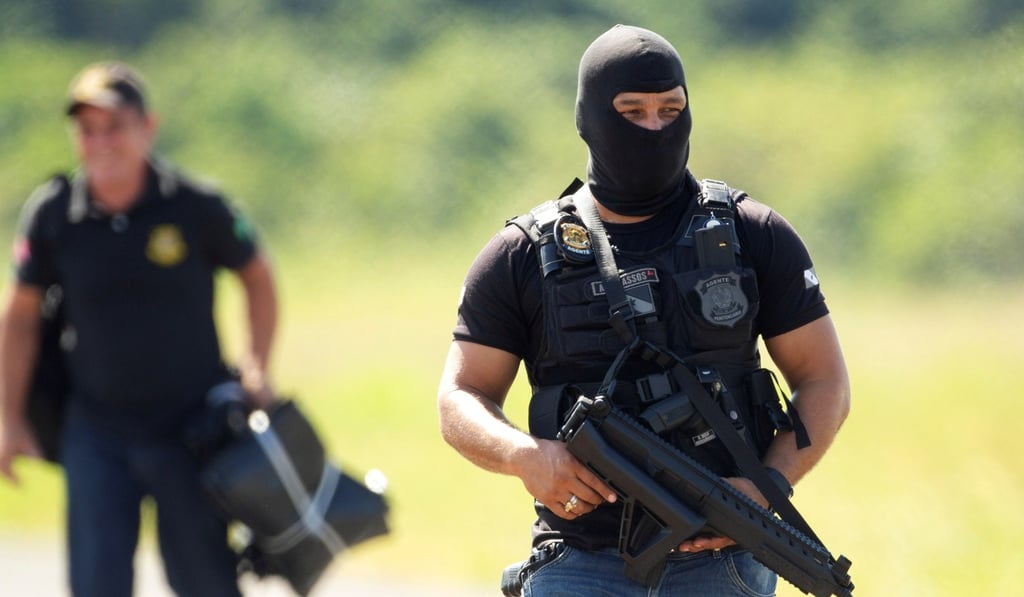 A penitentiary agent guards the arrival of forensic experts. Photo: EPA A penitentiary agent guards the arrival of forensic experts. Photo: EPA