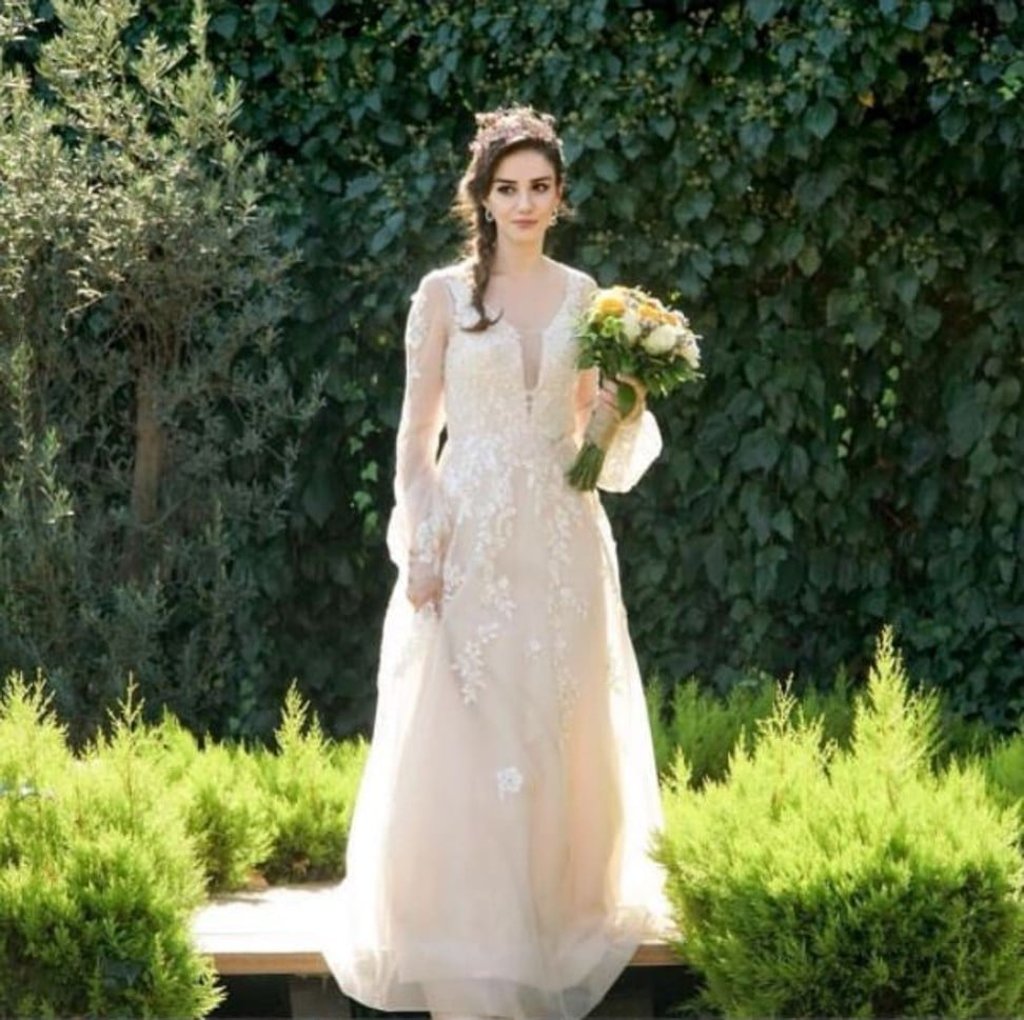 From the colour, material, silhouette, neckline and length of the gown, to the train and veil, there are plenty of details to consider about the wedding gown. Photo: İlknur Karakoç