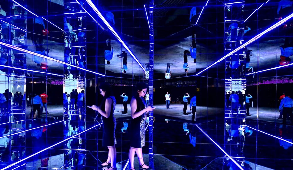 Visitors take a look of the newly launched OnePlus 7 and OnePlus Pro series smartphones at the experience centre in Bangalore, India, 14 May 2019. EPA-EFE/JAGADEESH NV