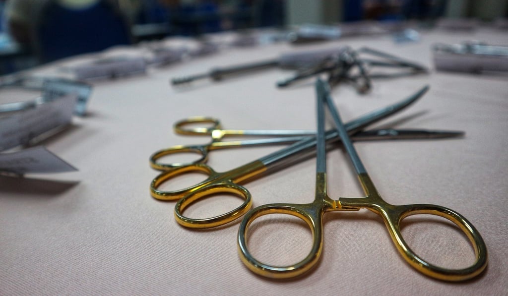 Surgical instruments on a table. Photo: Shutterstock Surgical instruments on a table. Photo: Shutterstock