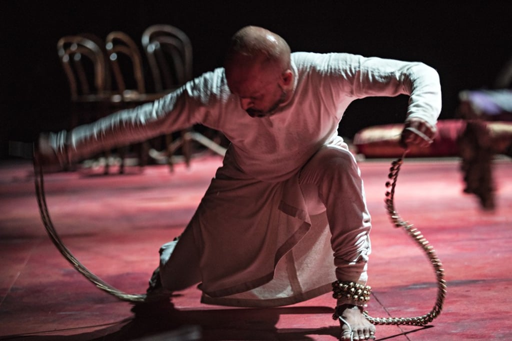 In ‘XENOS’, choreographer Akram Khan uses ropes, sound and imagery to tell the stories of four million colonial soldiers fighting in the First World War for the British Empire.