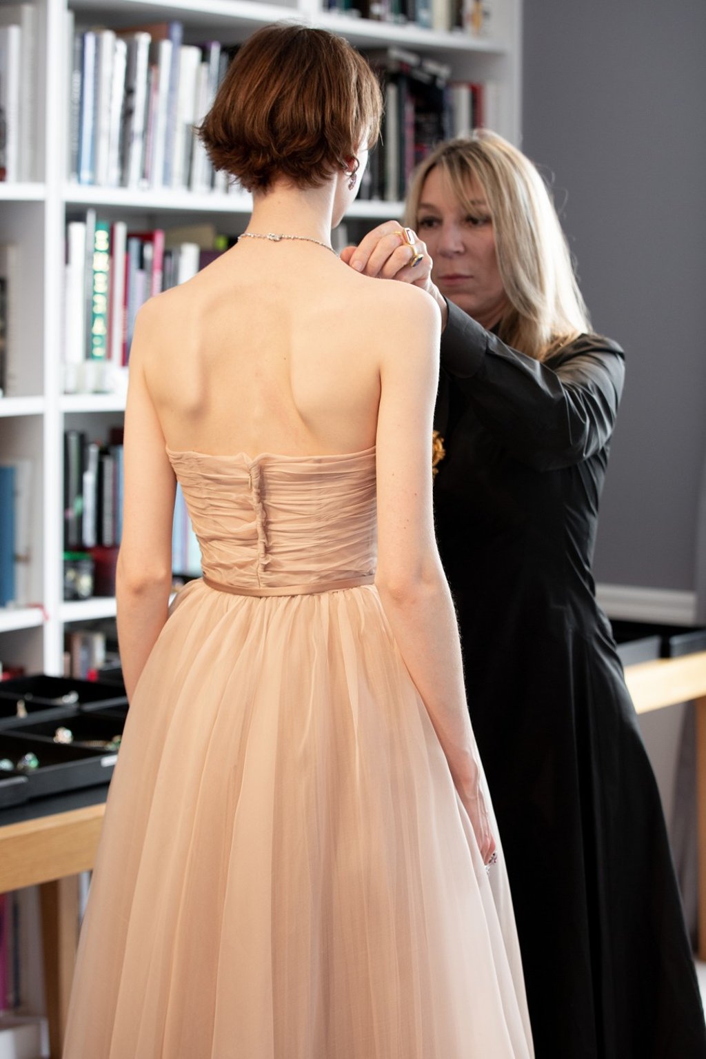 Victoire de Castellane, Dior Joaillerie’s creative director, carries out a fitting with a model in preparation for the Gem Dior presentation in Venice. Victoire de Castellane, Dior Joaillerie’s creative director, carries out a fitting with a model in preparation for the Gem Dior presentation in Venice.