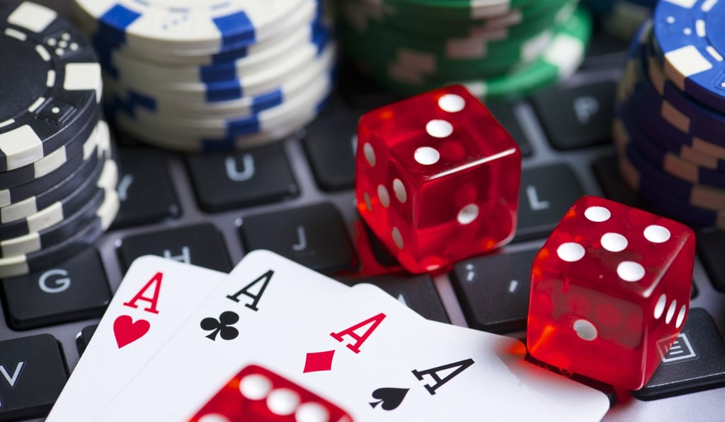 Online gambling. Playing cards, dice and betting chips on a computer  keyboard Stock Photo - Alamy Descubra o mundo das apostas com a sporting  bets apostas - ghdinfra.com