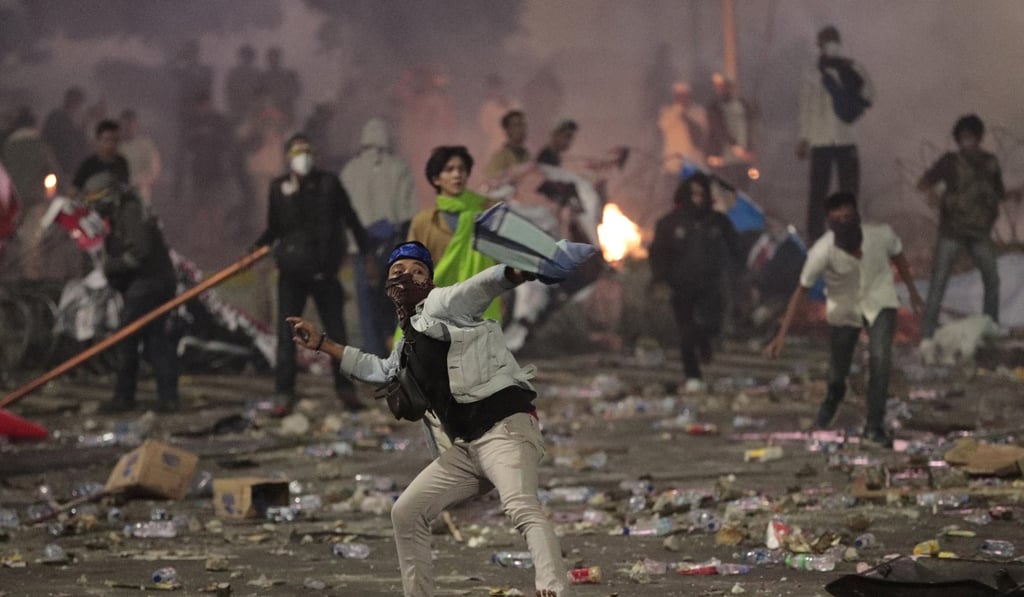 Supporters of Indonesian presidential candidate Prabowo Subianto throw rocks at police during clashes in Jakarta. Photo: AP