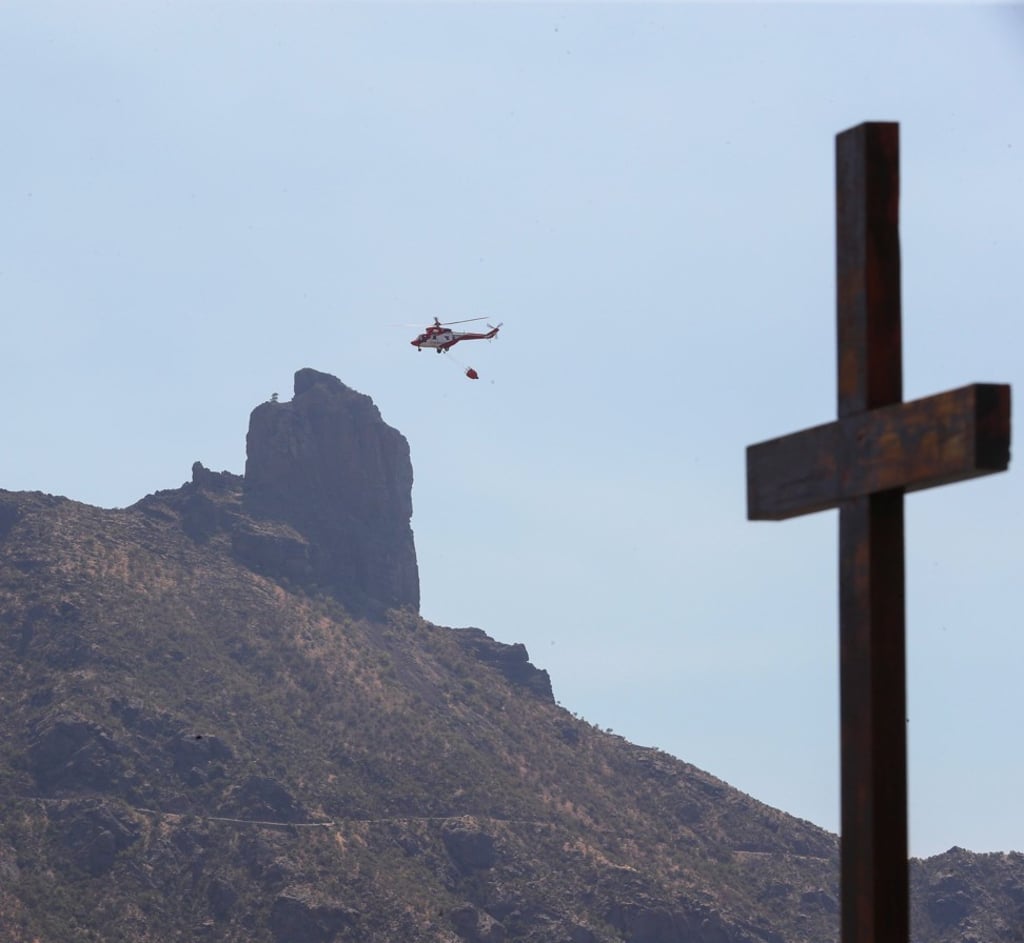 A helicopter battles the forest fire in Tejeda. Photo: EPA-EFE A helicopter battles the forest fire in Tejeda. Photo: EPA-EFE