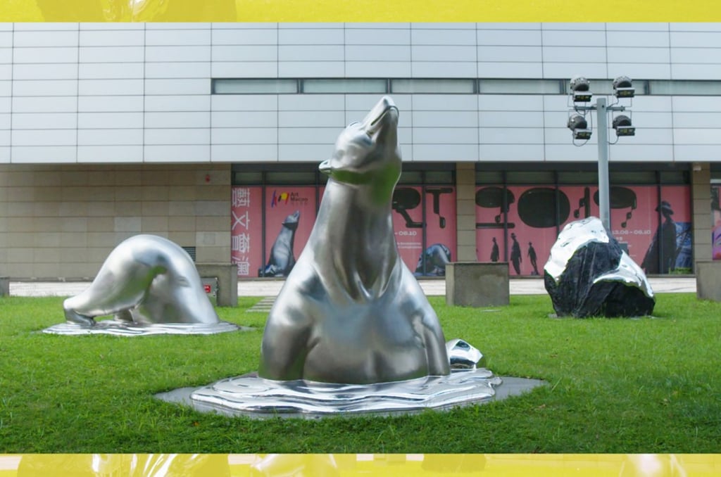 In designing ‘Contemplation of Lovingkindness’, award-winning artist Mok Yat-san drew inspiration from banyan trees and hexagonal rock columns commonly seen in Hong Kong, to show that human and nature are interconnected.