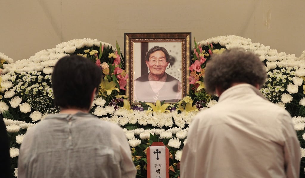 Mourners pay tribute to Baek Nam-gi at Seoul National University Hospital in September 2016. Photo: AP