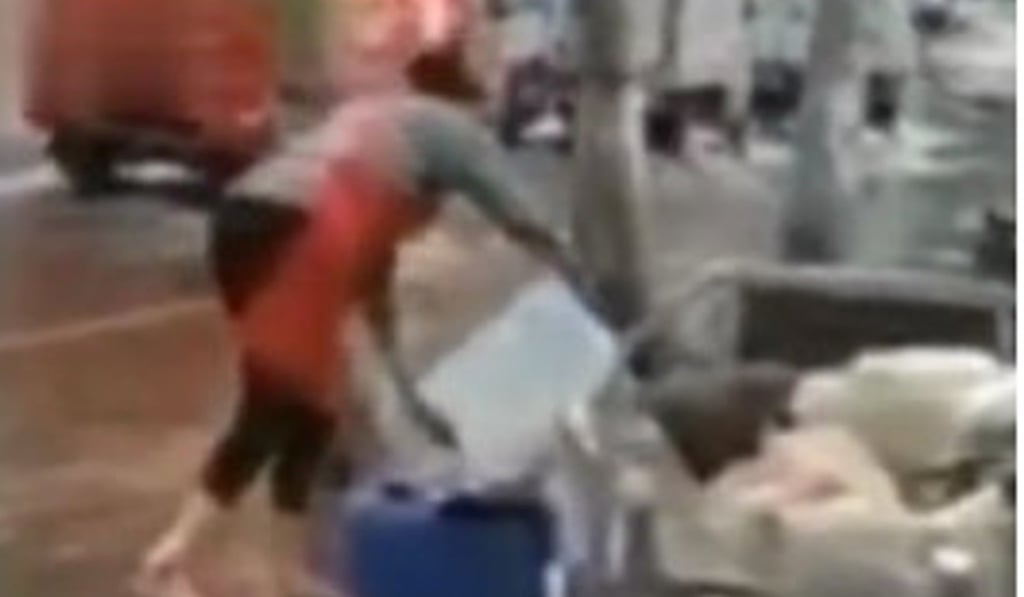 A Busan Stove employee was caught on film pouring water from a puddle into a bowl full of dishes. Photo: Weibo