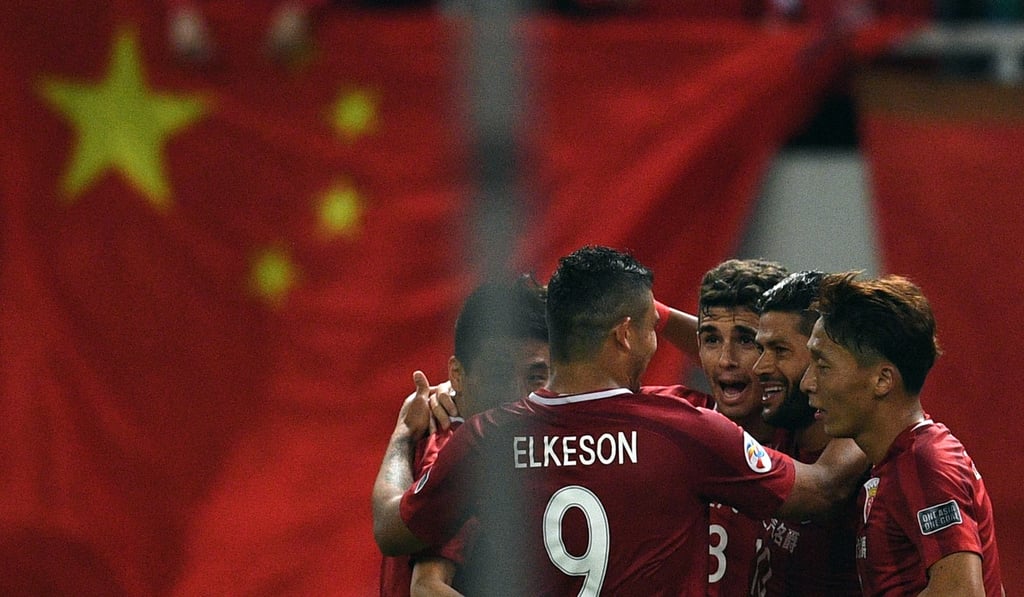 Elkeson celebrates with Shanghai SIPG teammates. Photo: AFP