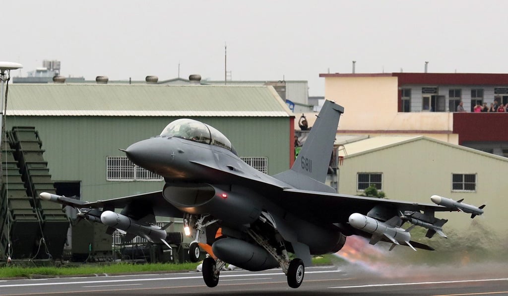 A Taiwan Air Force F-16V fighter jet takes off from a highway during an emergency take off and landing drill in Changhua, Taiwan. Photo: EPA-EFE