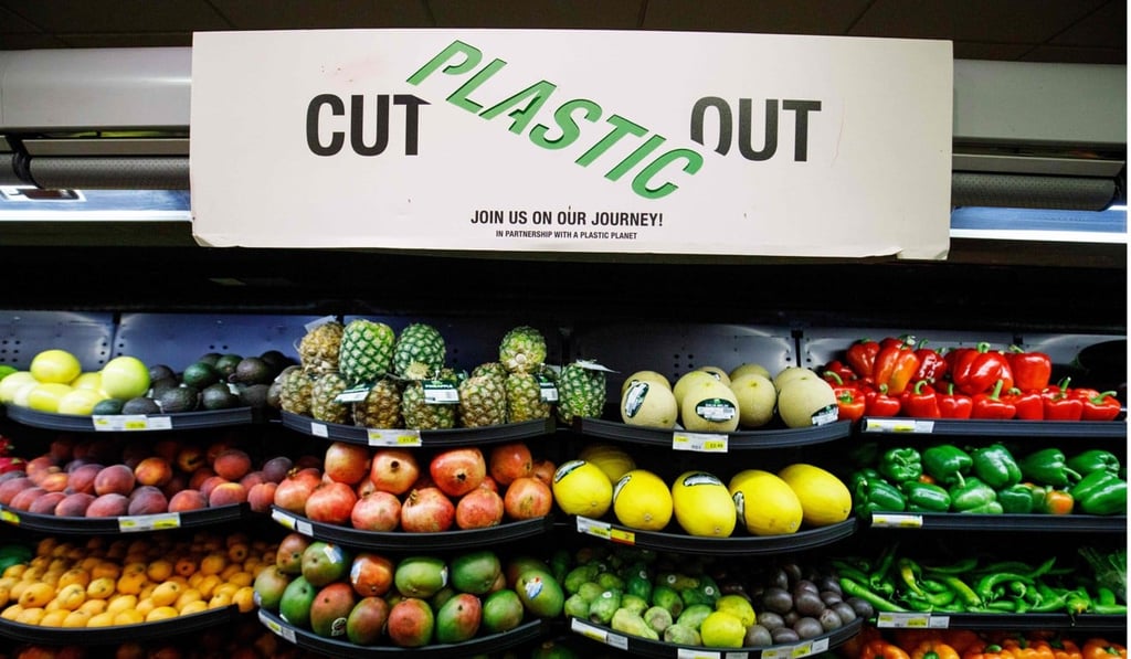 British supermarkets are beginning to offer vegetables, fruits and even cereals in plastic-free packaging. Photo: AFP