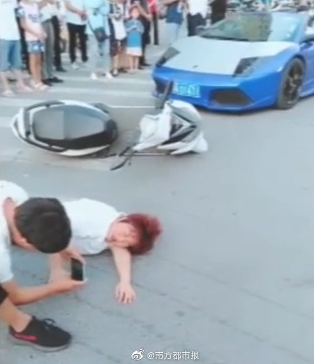 A man records the “collision” between a blogger and a Lamborghini with the blogger’s mother on her scooter in Zhengzhou, Henan province. Photo: Weibo
