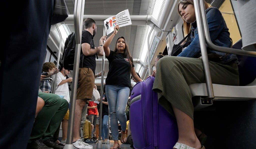 A ‘citizen on patrol’ holds up a sign warning metro passengers of pickpockets in Barcelona. Photo: AFP A ‘citizen on patrol’ holds up a sign warning metro passengers of pickpockets in Barcelona. Photo: AFP