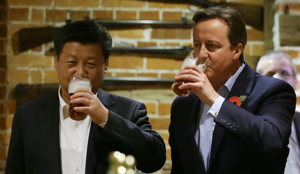 Then British Prime Minister David Cameron drinking a pint of beer with Chinese President Xi Jinping at the Plough pub near Chequers in October 2015. Photo: AFP