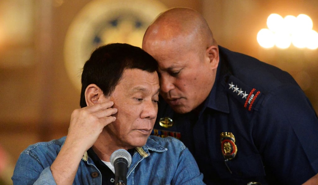 Ronald dela Rosa speaks to President Rodrigo Duterte. Photo: Reuters