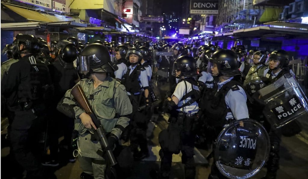 Officers appear on the streets near Sham Shui Po Police Station. Photo: Edmond So
