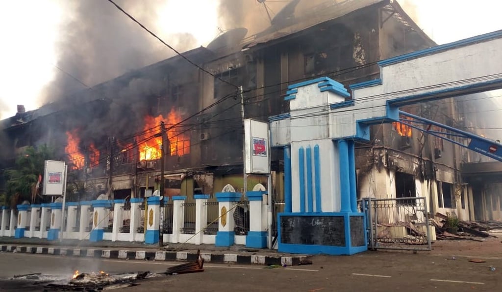 A local government building was torched in Manokwari, West Papua. Photo: EPA-EFE A local government building was torched in Manokwari, West Papua. Photo: EPA-EFE