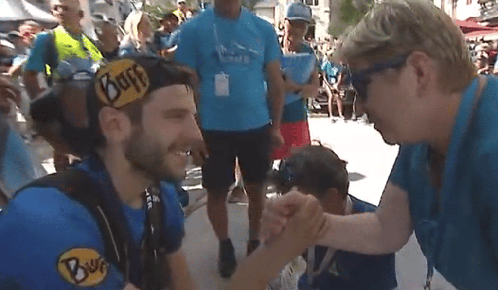 Andreu Simon Aymerich congratulated by the race organiser.
