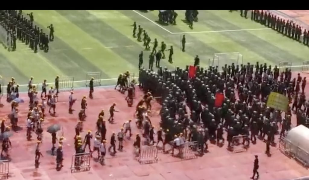 Video footage of the drill shows officers clashing with “protesters” and holding red warning flags similar to those used by Hong Kong police. Photo: Weibo