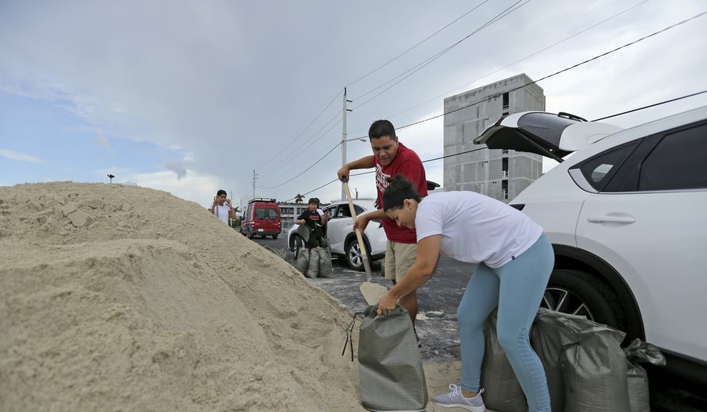 Florida residents fill sandbags ahead of Hurricane Dorian. Photo: AP Florida residents fill sandbags ahead of Hurricane Dorian. Photo: AP