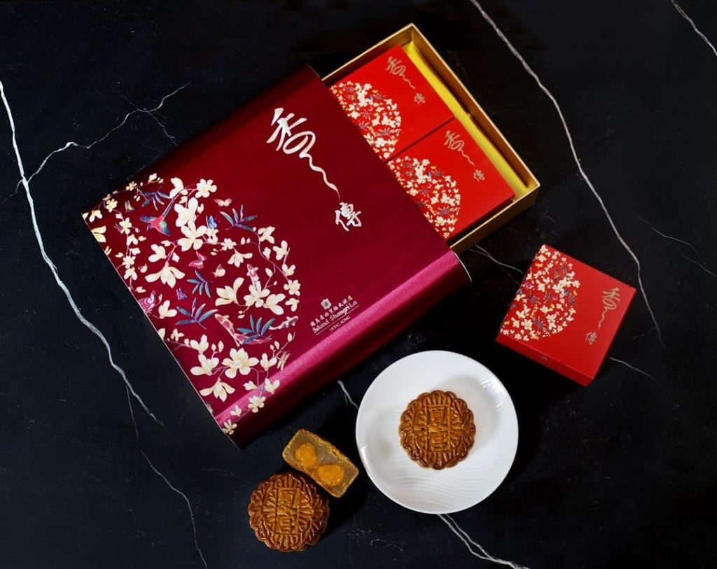 Island Shangri-La’s traditional mooncakes with white lotus seed paste and double egg yolk Island Shangri-La’s traditional mooncakes with white lotus seed paste and double egg yolk
