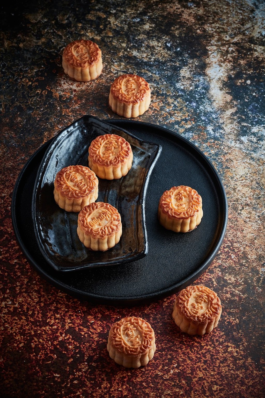 Mini custard mooncakes with mashed egg yolk from Kowloon Shangri-La Mini custard mooncakes with mashed egg yolk from Kowloon Shangri-La