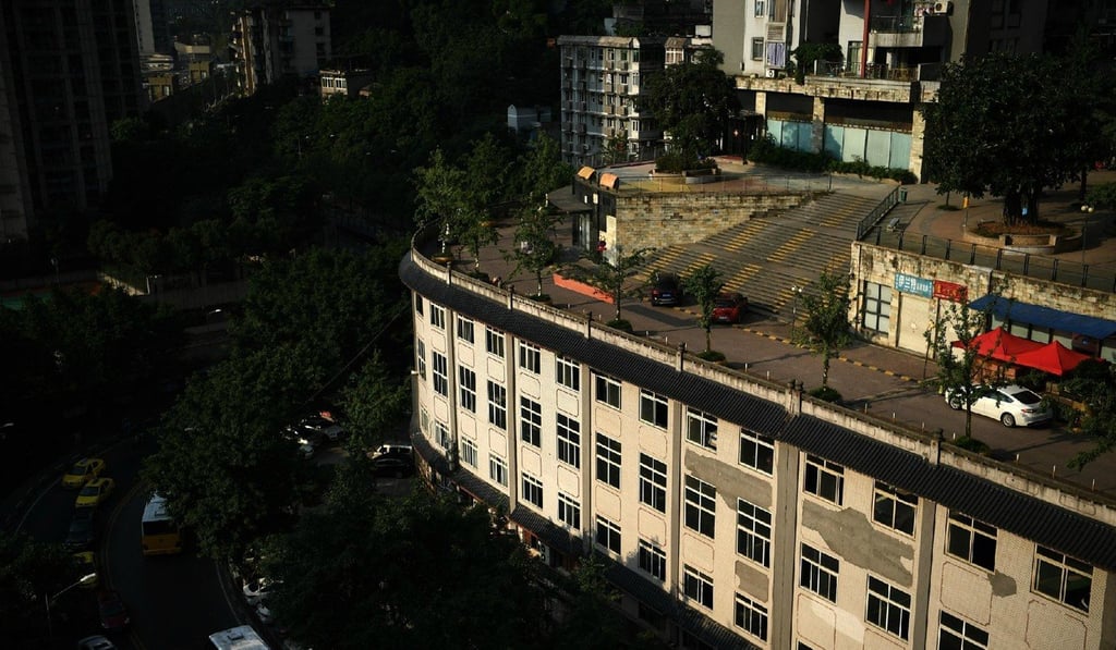 Cars travel on this road built on the ceiling of the fifth floor of a housing building in Chongqing, southwest China. Source: Weibo Cars travel on this road built on the ceiling of the fifth floor of a housing building in Chongqing, southwest China. Source: Weibo