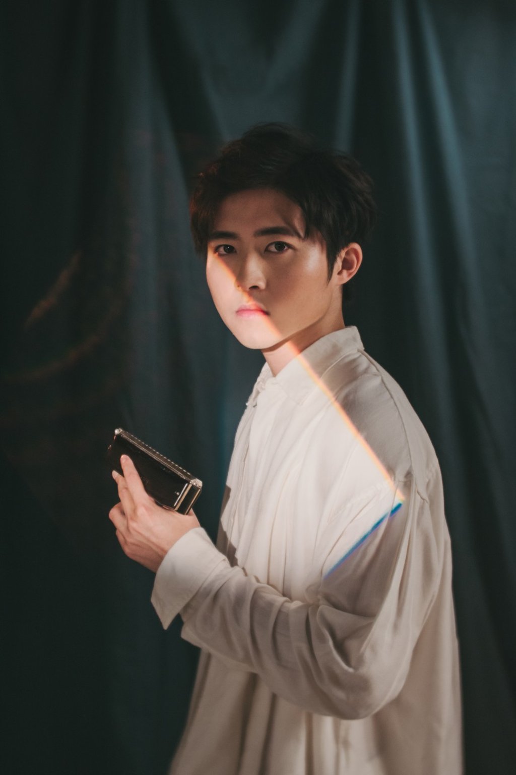 Harmonicist CY Leo has recently performed at the University of Hong Kong with fellow Smash Trio members Timothy Sun (saxophone) and Wong Ka-jeng (piano) to great reception.