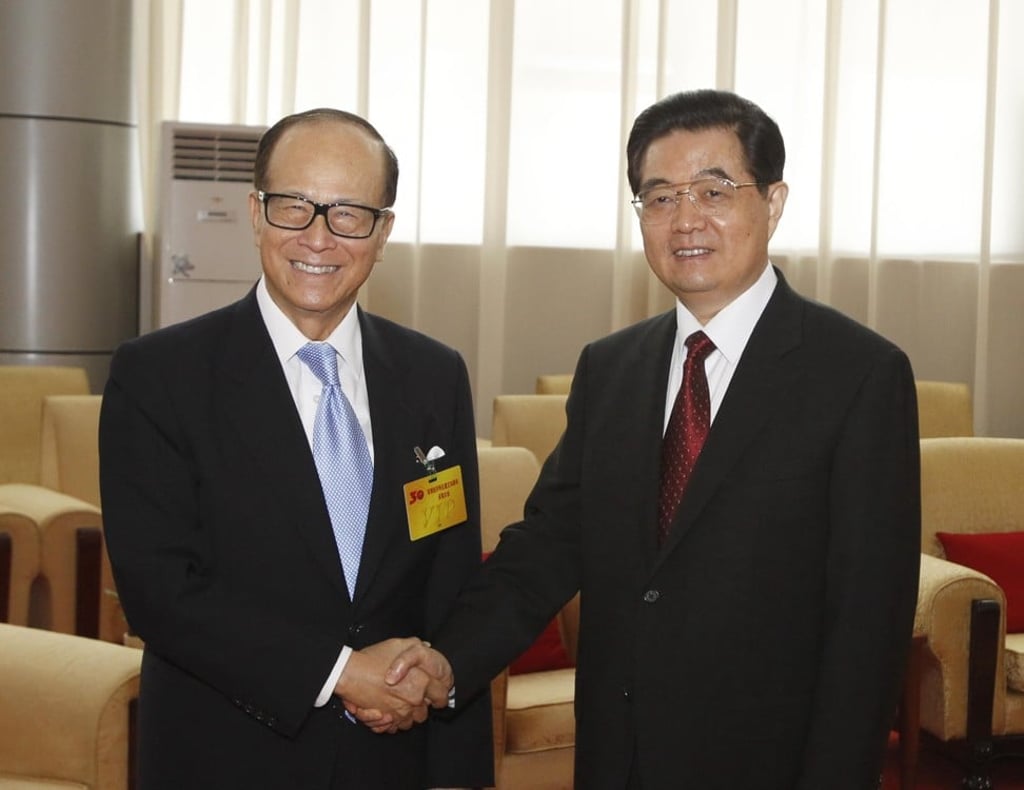 Chinese President Hu Jintao during an exclusive meeting with Cheung Kong Holdings Limited’s chairman Li Ka-shing on September 6, 2010 during the 30th anniversary commemoration of Shenzhen as a special economic zone. Photo: Xinhua
