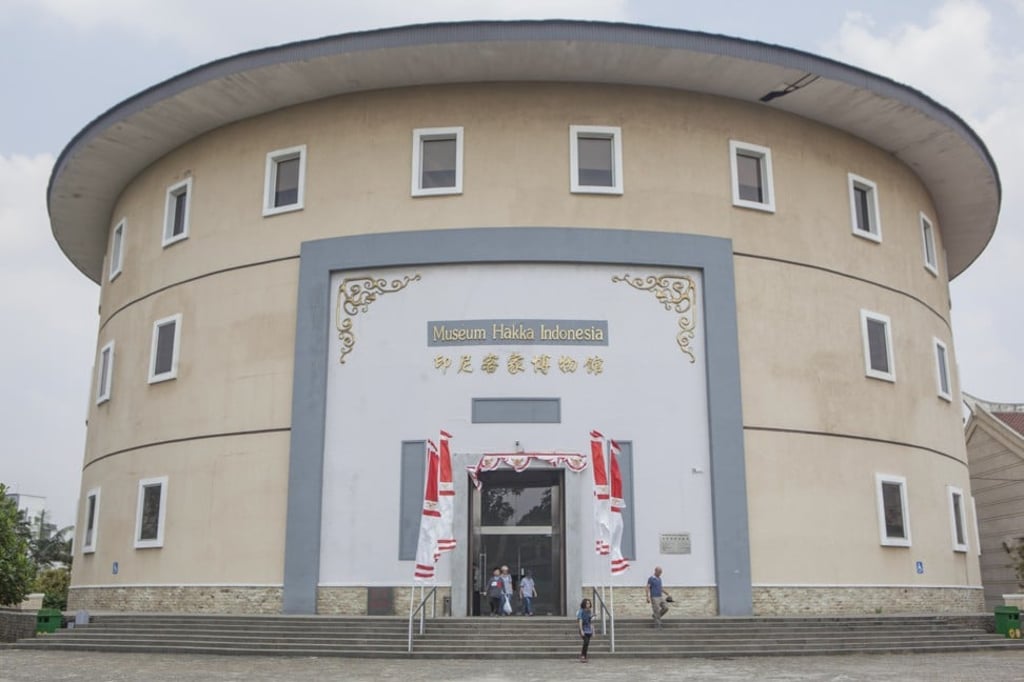 The tulou-style building houses three museums: the Indonesia Hakka Museum, the Indonesian Chinese Museum and the Indonesian Yongding Hakka Museum. Photo: Agoes Rudianto