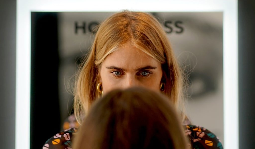Hollywood brow whisperer Streicher gets to work at the Hourglass Cosmetics’ pop-up shop in Los Angeles. Photo: Kent Nishimura/Los Angeles Times Hollywood brow whisperer Streicher gets to work at the Hourglass Cosmetics’ pop-up shop in Los Angeles. Photo: Kent Nishimura/Los Angeles Times
