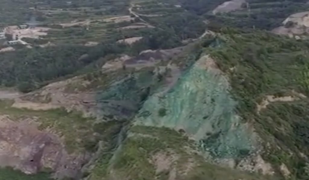 The company reportedly painted some of the hillsides about a month ago but stopped because the results were disappointing. Photo: Miaopai