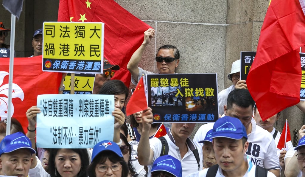 The pro-government protesters urged the chief justice to set up an independent commission to review sentencing of democracy activists. Photo: Nora Tam