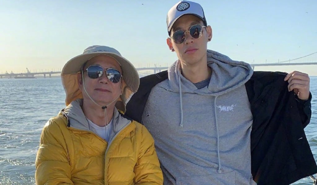 Jeremy Lin and his dad enjoy a day out fishing. Photo: Weibo