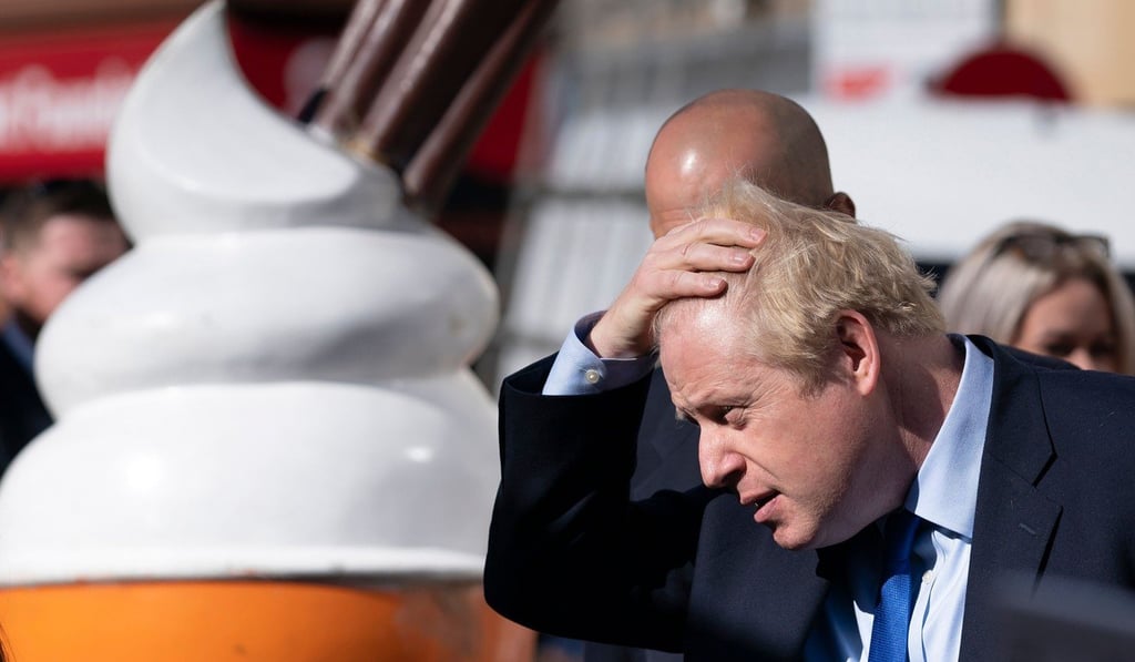 Britain’s Prime Minister Boris Johnson (R) meets members of the public during his visits to Doncaster Market. Photo: AFP Britain’s Prime Minister Boris Johnson (R) meets members of the public during his visits to Doncaster Market. Photo: AFP