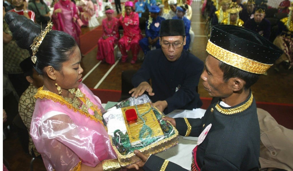 An Indonesian couple are wed during a mass wedding in Jakarta in 2005. Photo: AP